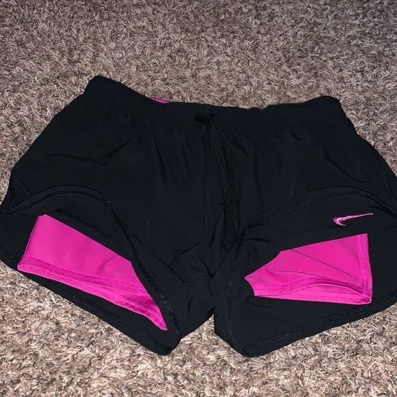 Nike black & pink shorts, size M. - Picture 4 of 4